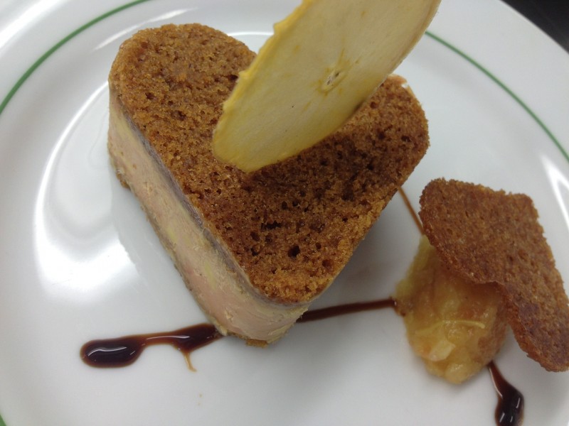 Coeur de foie gras aux pain d'épices, marmelade de pomme fumée 